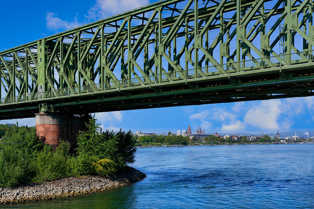 Blick auf das Mainzer Stadtzentrum, Historische Eisenbahn-Südbrücke über den Rhein, Mainz, Rheinland-Pfalz, Deutschland, Europa