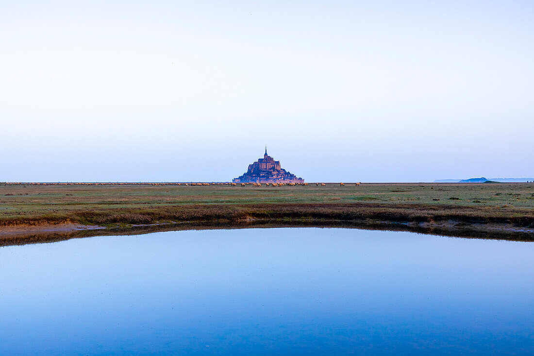 Mont Saint Michel bei Sonnenaufgang, UNESCO-Weltkulturerbe, Normandie, Frankreich, Europa