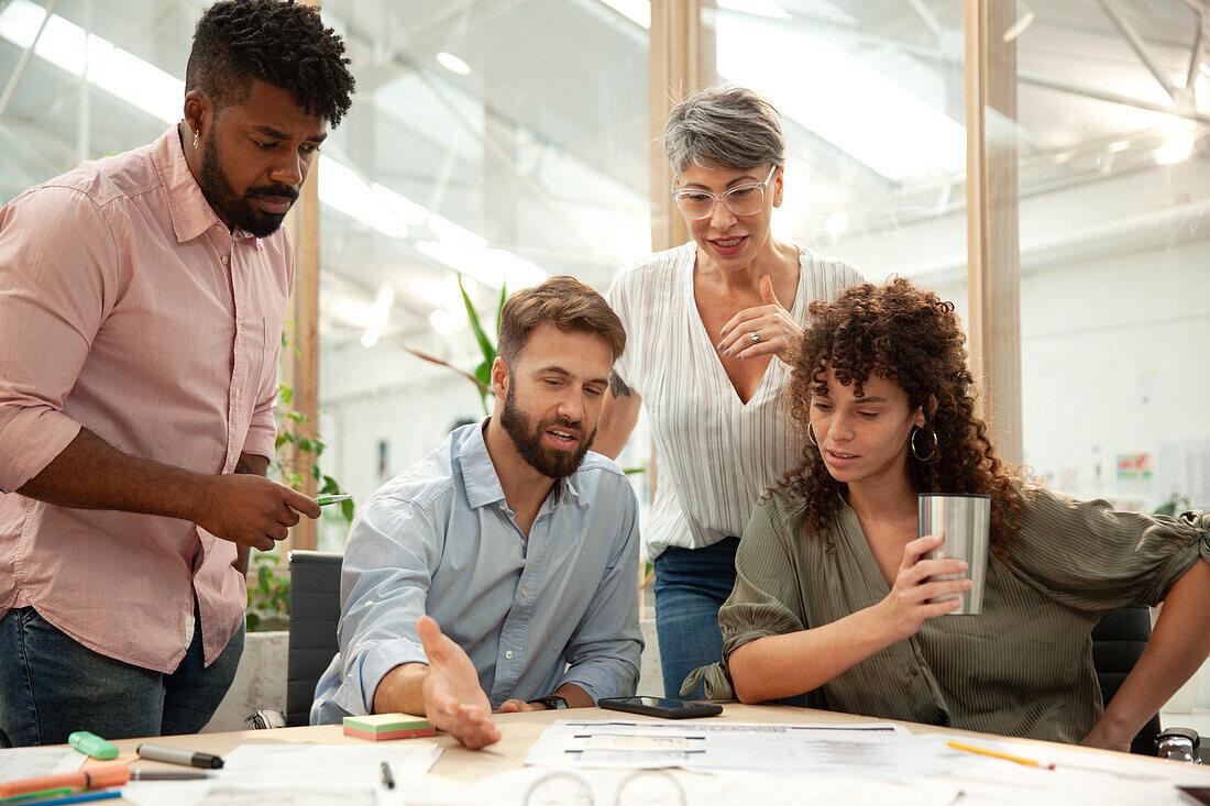 Finanzteam bei der Analyse von Daten während einer Projektbesprechung