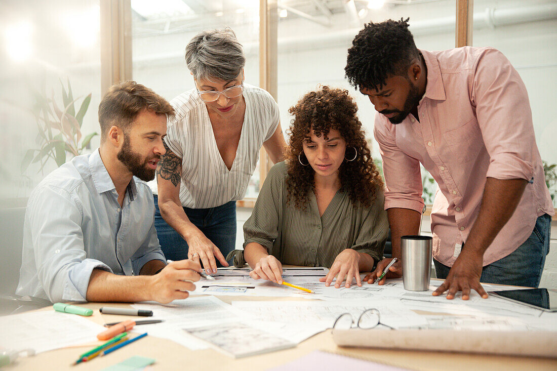 Eine Gruppe von Ingenieuren und Architekten arbeitet gemeinsam an einem Entwurf