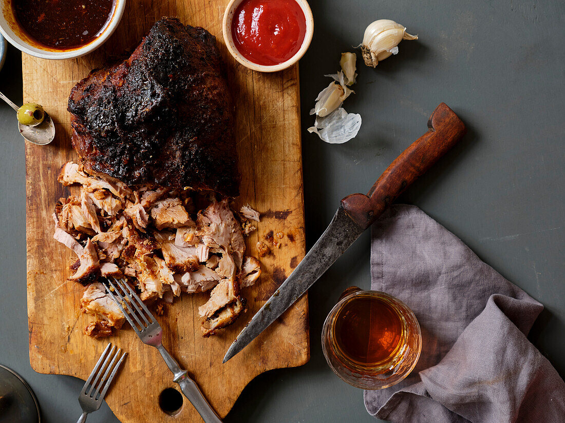 Abendessen mit Pulled Pork, Kartoffeln und Salat