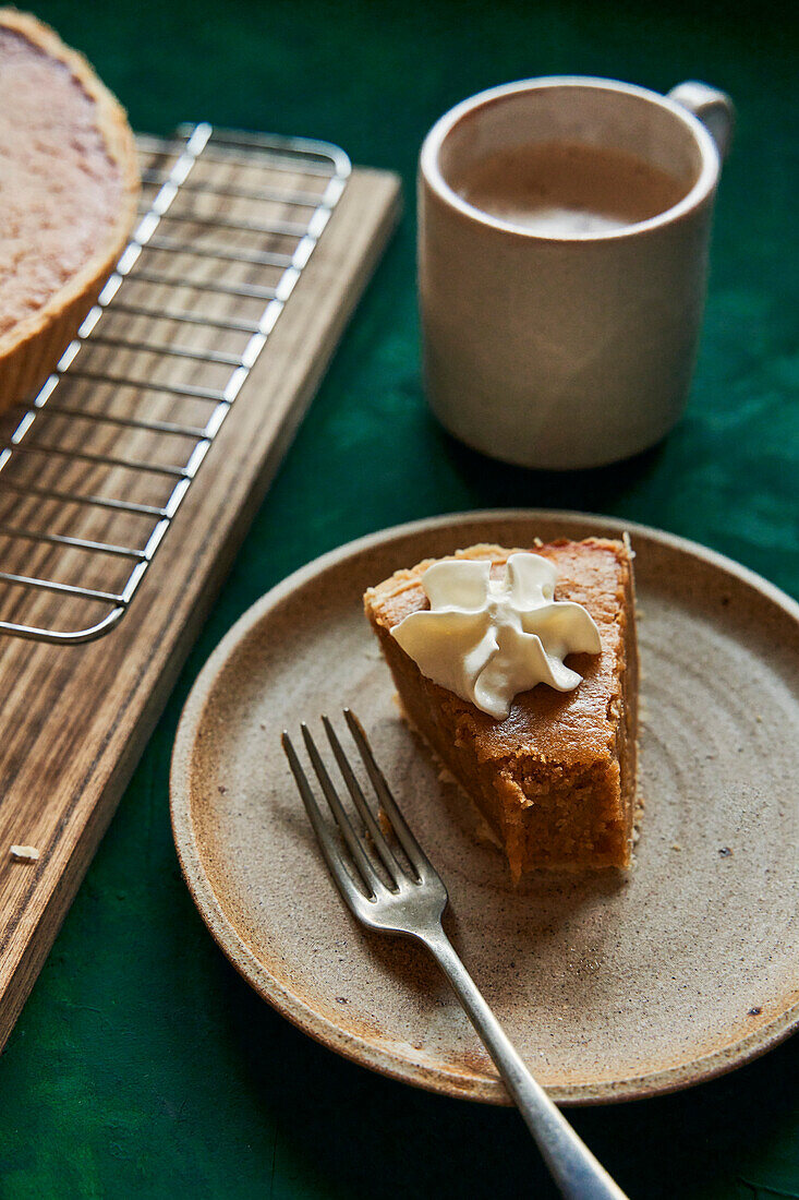 Kürbiskuchenschnittchen mit Kaffee und Sahne