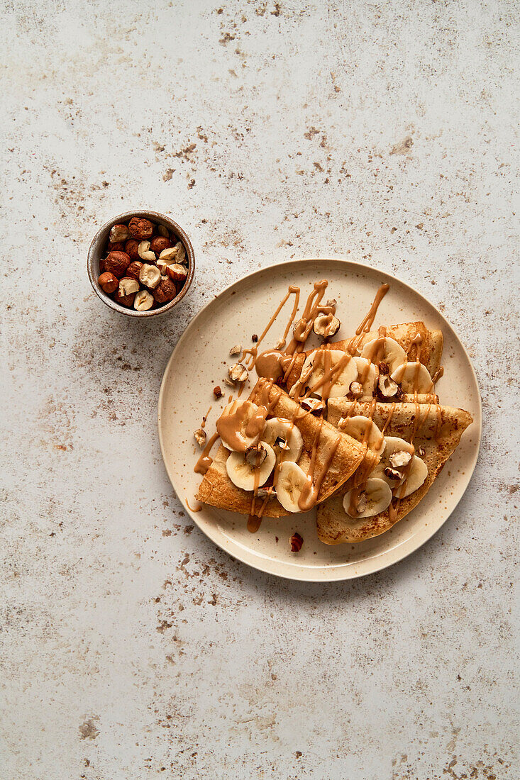 Bananen-Erdnussbutter-Haselnuss-Crepes