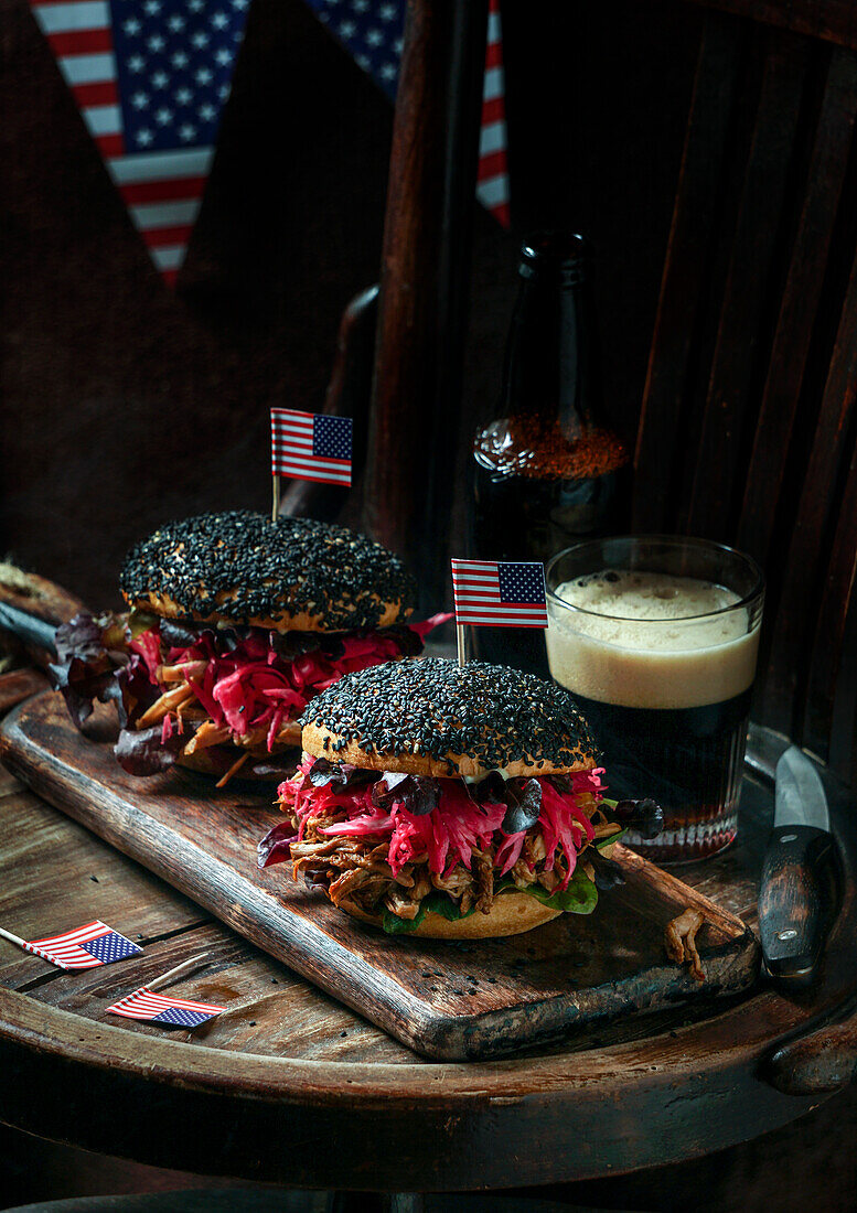 Pulled Pork Burger mit schwarzem Sesam mit knusprigem Apfelsalat, eingelegtem Rotkohl, knusprigem Apfelsalat, amerikanischer Flagge, USA Independence Day