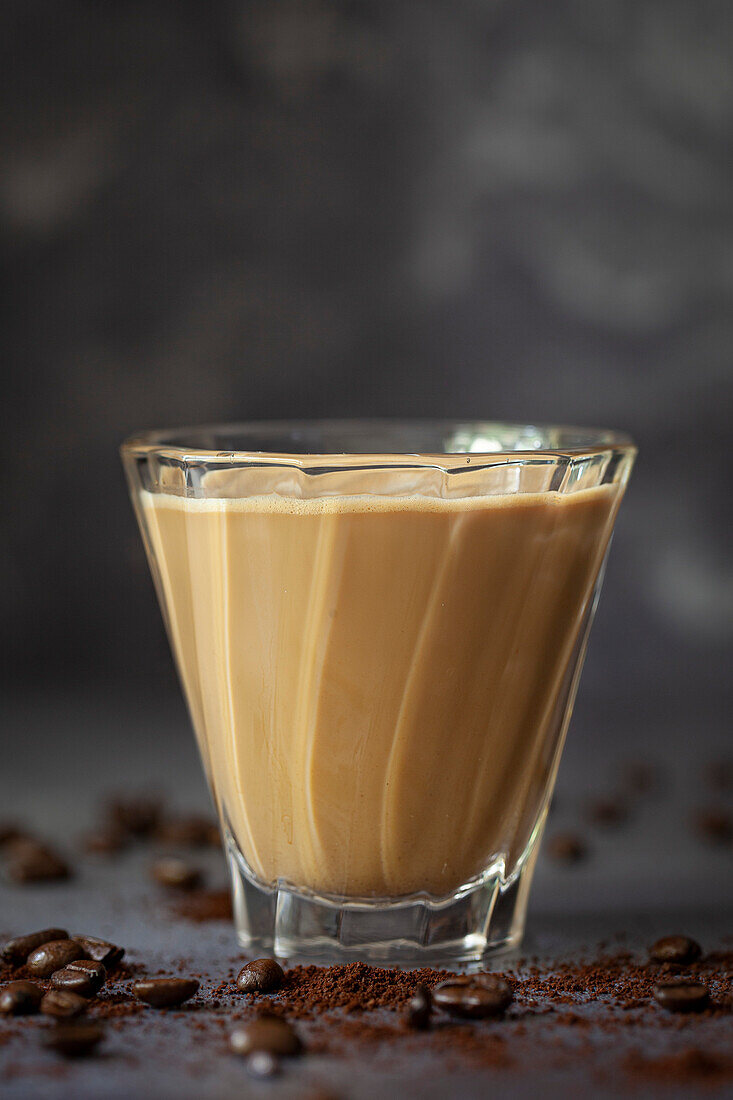 Ein spanischer Milchkaffee aus Espresso, Milch und Kondensmilch, der in einem hitzebeständigen Glas serviert wird