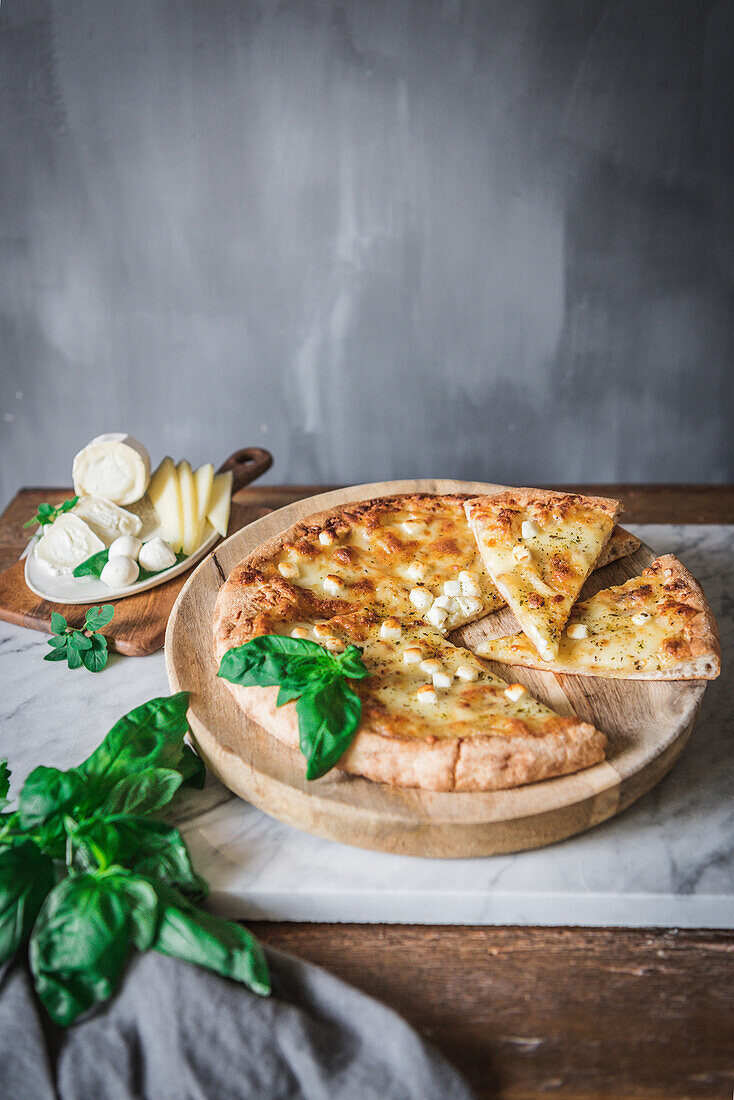 Eine rustikale Carbonara-Pizza auf einem Holzschneidebrett