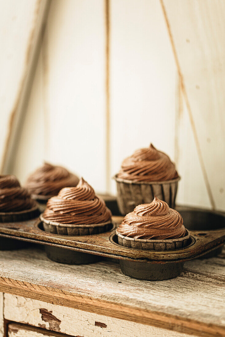 Schokoladen-Cupcakes in einer rustikalen Küche