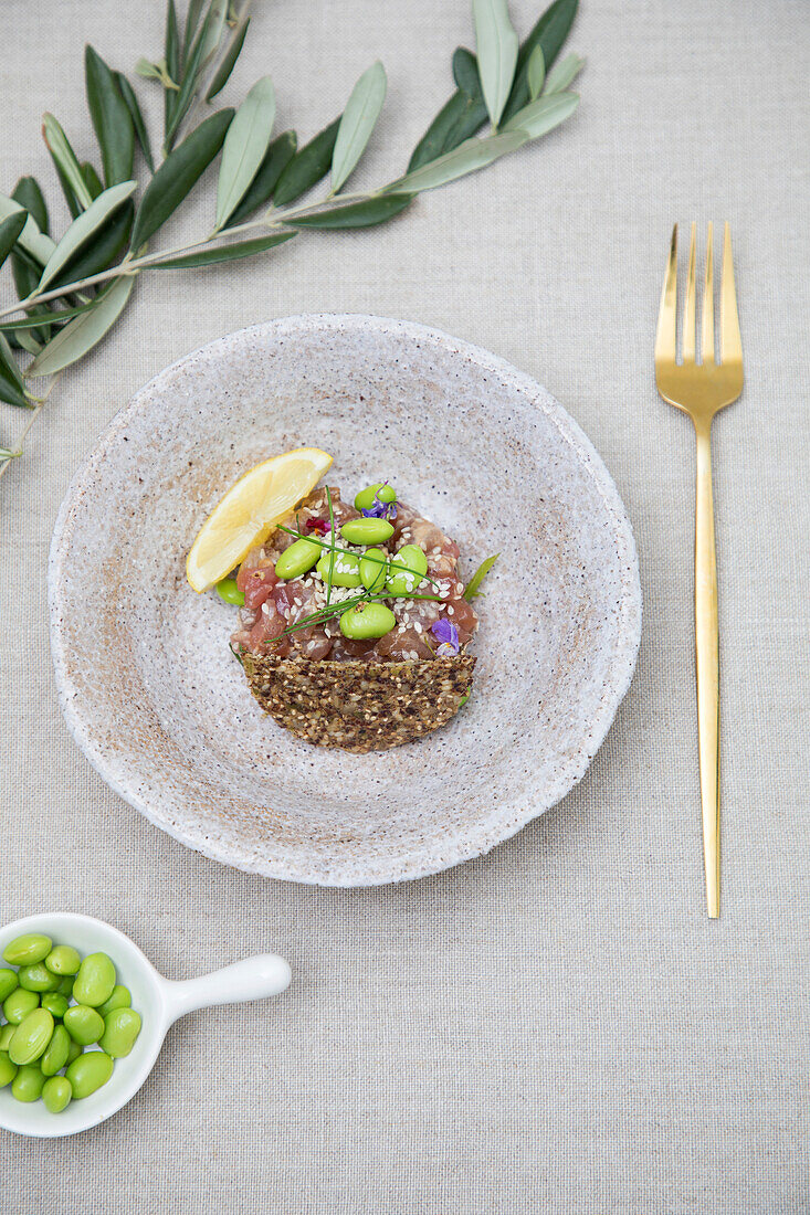 Thunfisch-Sashimi mit geräuchertem Soja-Edamame-Cracker mit Flechtsamen