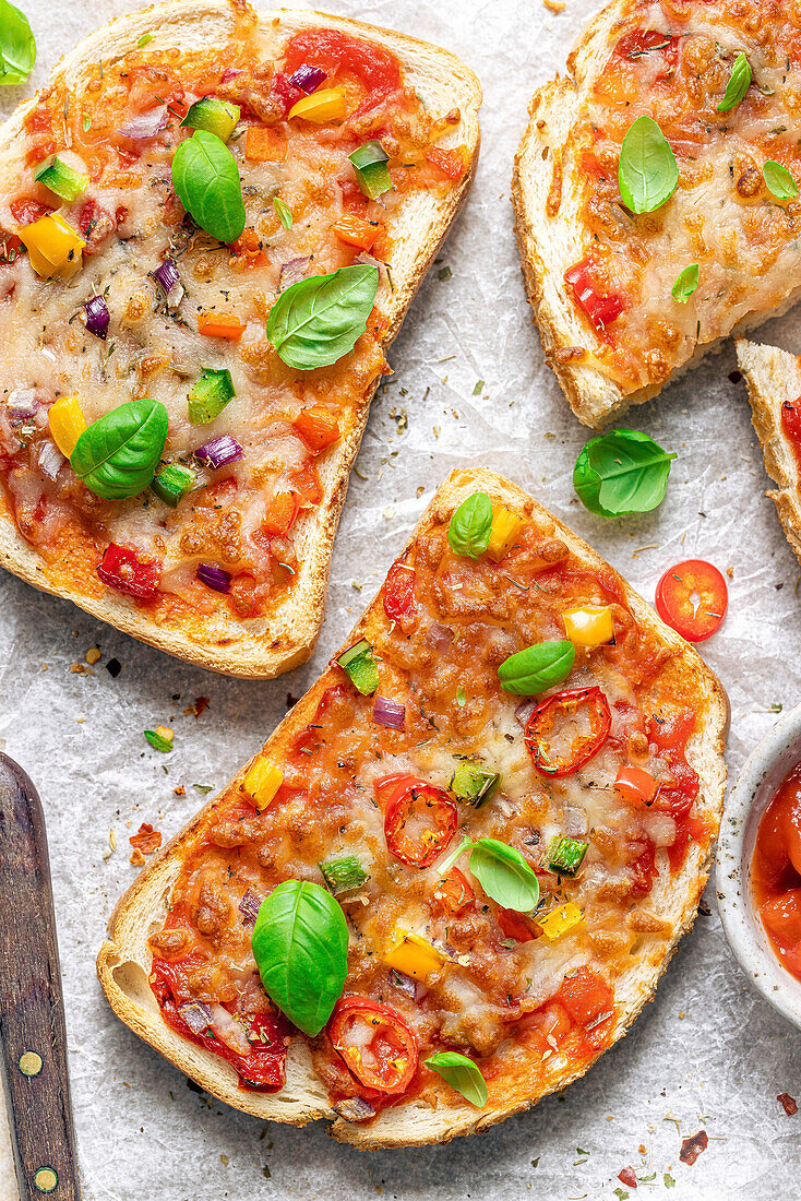 Käse- und Tomatenbrotpizzen