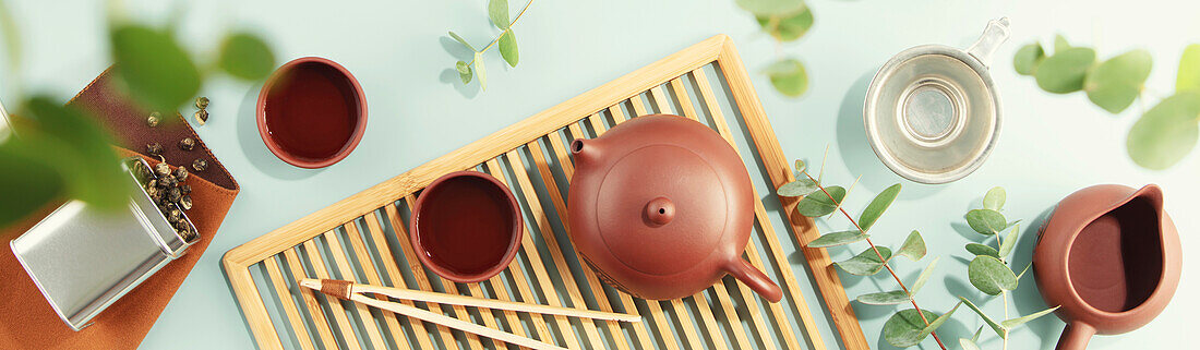 Wunderschönes Set für traditionelle Teezeremonie auf hellblauem Hintergrund flat lay