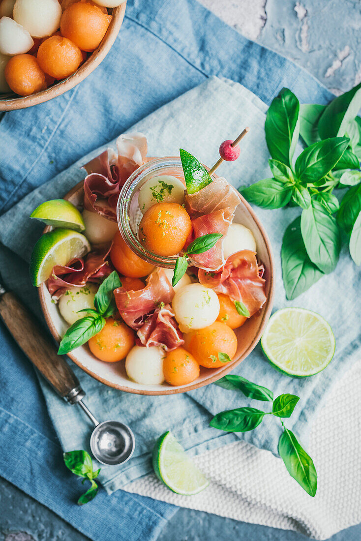Prosciutto und Melonensalat mit Limetten-Basilikum-Vinagrette