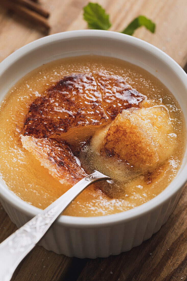 Crema Catalana Spanischer Custard auf einer hölzernen Küchenplatte