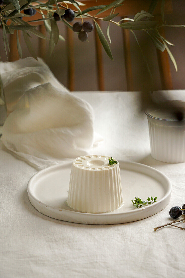 Frischkäse aus Burgos, spanischer Weißkäse. Tischtuch aus Naturleinen