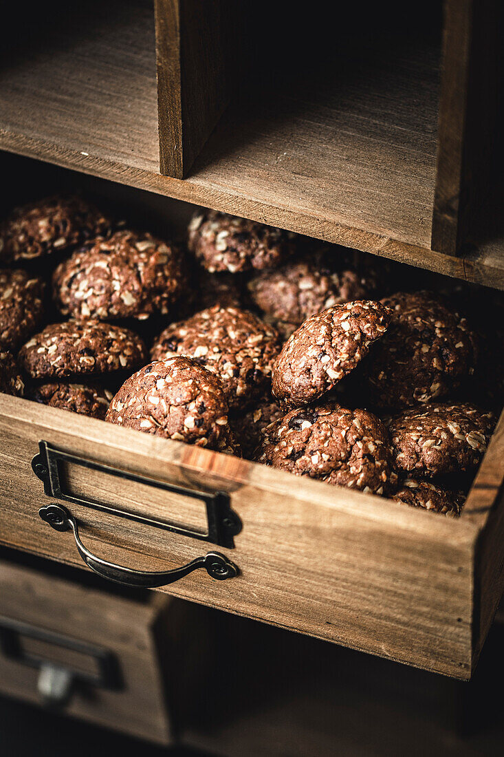 Schokoladen-Haferflocken-Kekse in einer Holzschublade