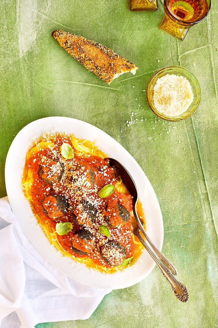 Spaghetti Squash mit hausgemachter Marinara und Linsenfleischbällchen