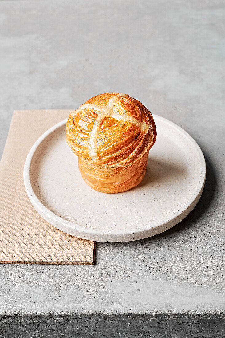 Hot-Cross-Cruffin: Croissantteig mit Hot-Cross-Bun-Aromen in Muffinform, gekrönt mit einem klassischen Kreuz