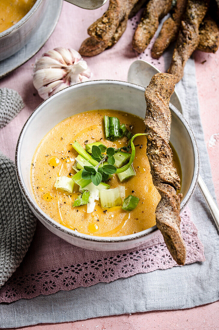 Französische Knoblauchsuppe in einer Schale