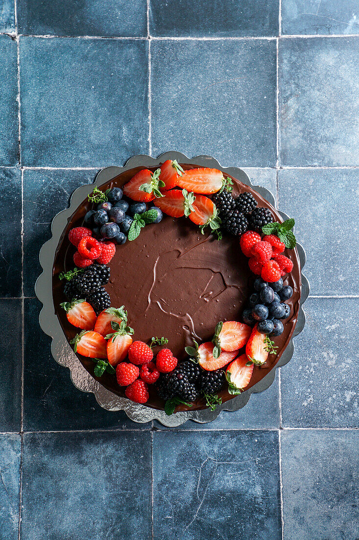 Hausgemachter Schokoladenkuchen mit frischen Beeren