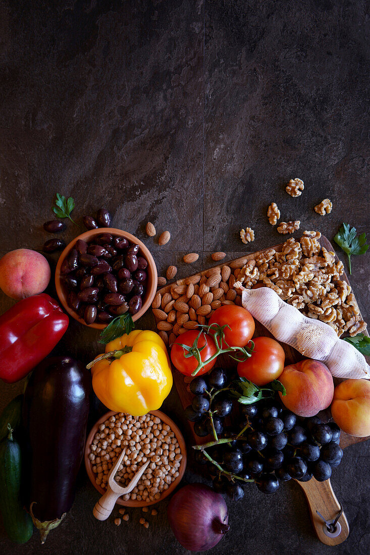 Mediterrane Diät mit rohen Zutaten wie Obst, Gemüse, Hülsenfrüchten und Nüssen mit negativem Kopierraum