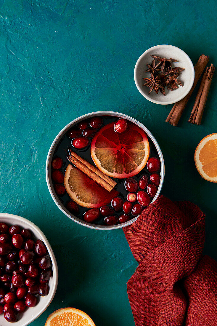 Glühweinzubereitung mit Orangen-Cranberries und Zimt