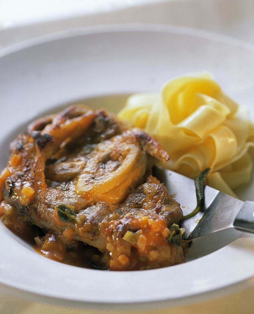 Ossobuco (Kalbshaxe mit Bandnudeln, Italien)