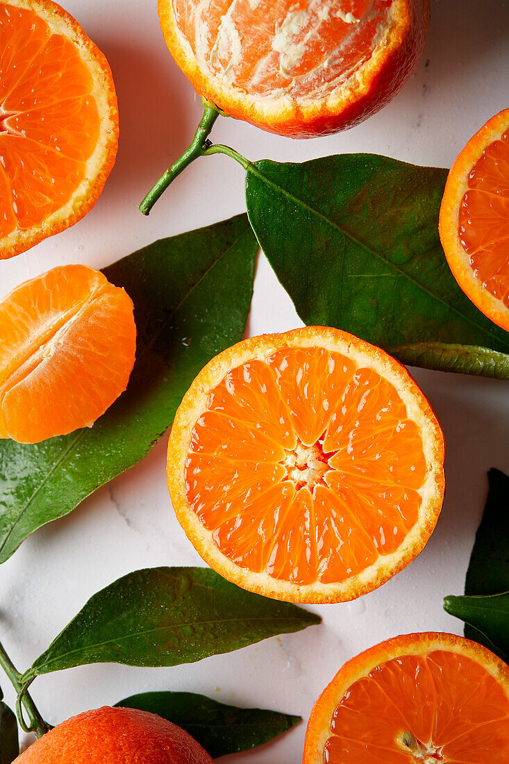 Mandarin Orangen Scheibe Flatlay auf einem Marmor Hintergrund