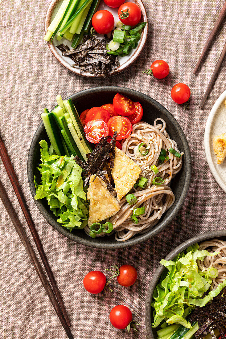 Frischer Soba-Salat mit Nudeln