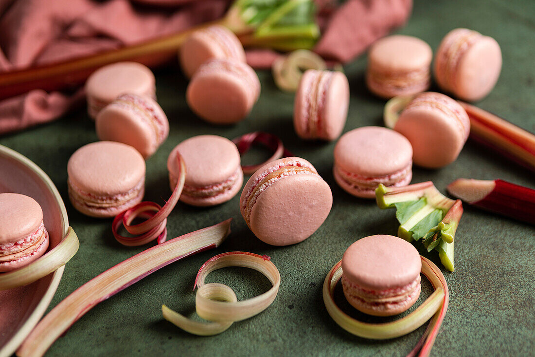 Rhabarber-Macarons auf grünem Hintergrund
