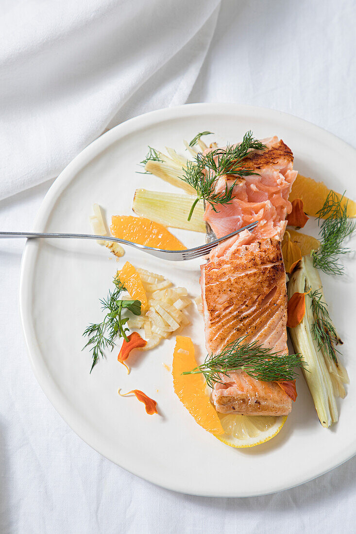 In Scheiben geschnittenes Lachs-Fischsteak auf einem Teller mit Gemüse