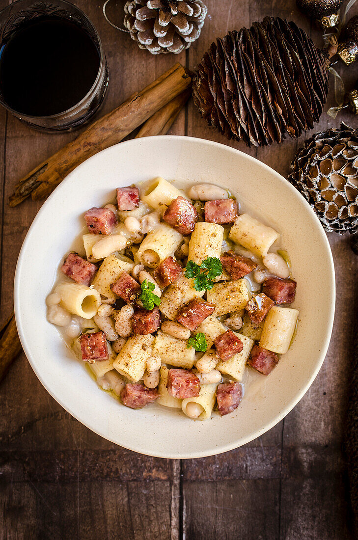 Pasta e Fagioli, Nudeln mit Bohnen, mit italienisch gewürzter Schweinswurst, Cotechino