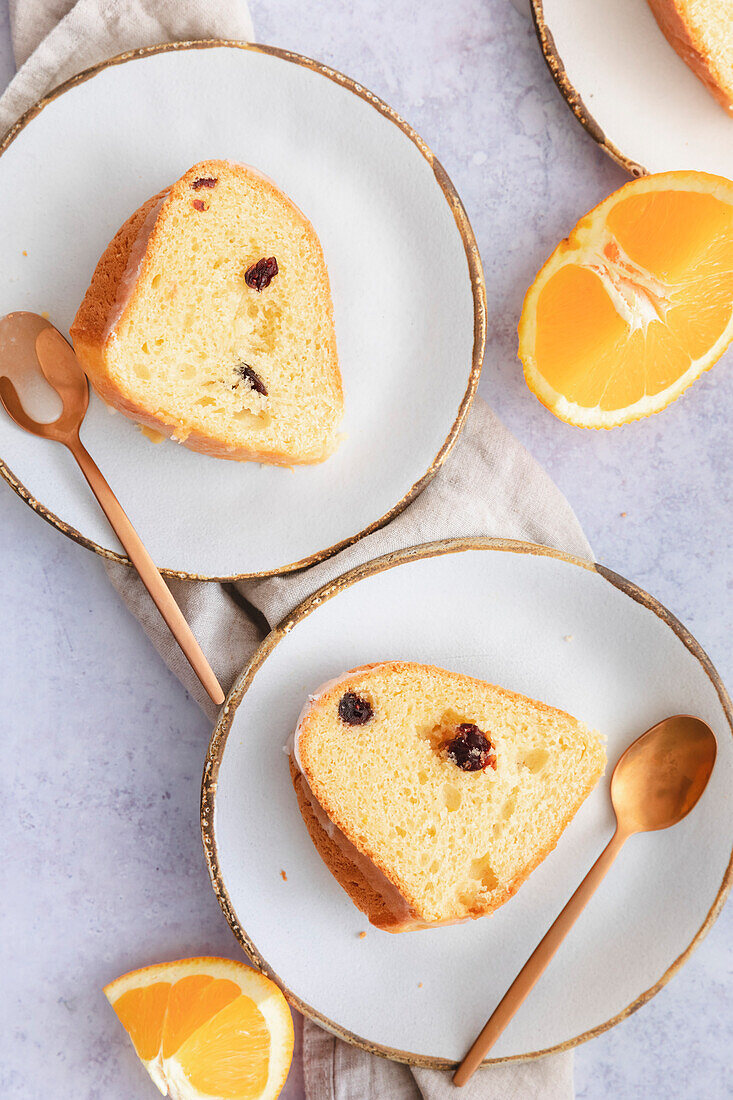 Ein Stück kreisrunder Citrus Bundt Cake