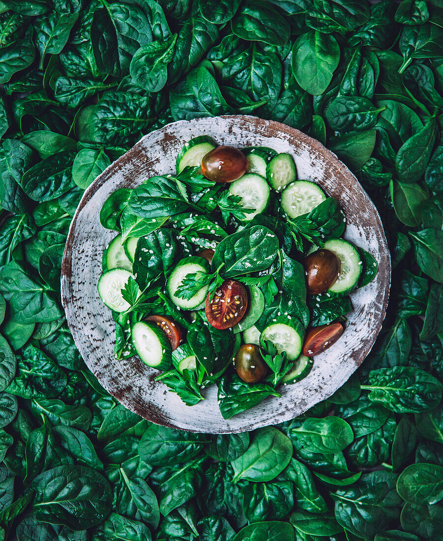 Summer salad with spinach base
