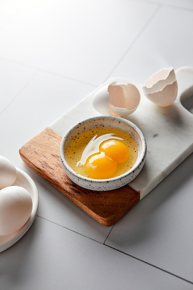 Ei mit doppeltem Dotter in einer kleinen Schüssel aufgeschlagen