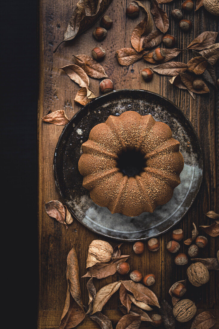 Bundt Cake auf einem Holztisch