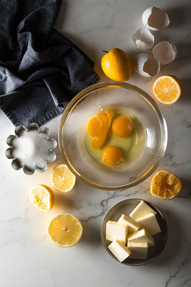 Lemon Curd Zutat, bestehend aus Eiern, Butter und Zitronen