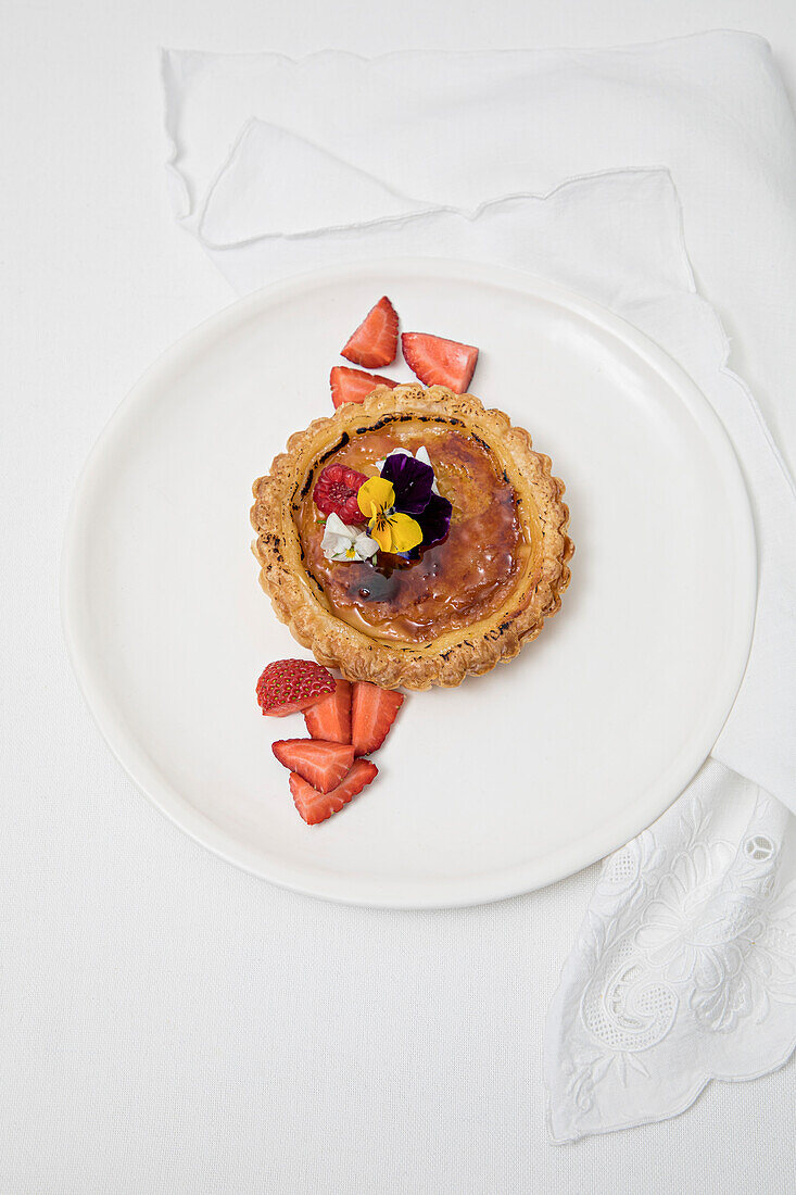 Toffee cake with berries