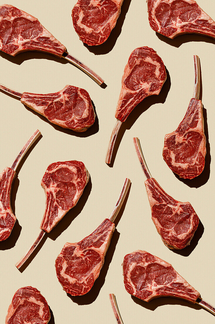 Vertikale Muster von rohem frischem Fleisch Tomahawk Steak auf beige Hintergrund flatlay Lebensmittel