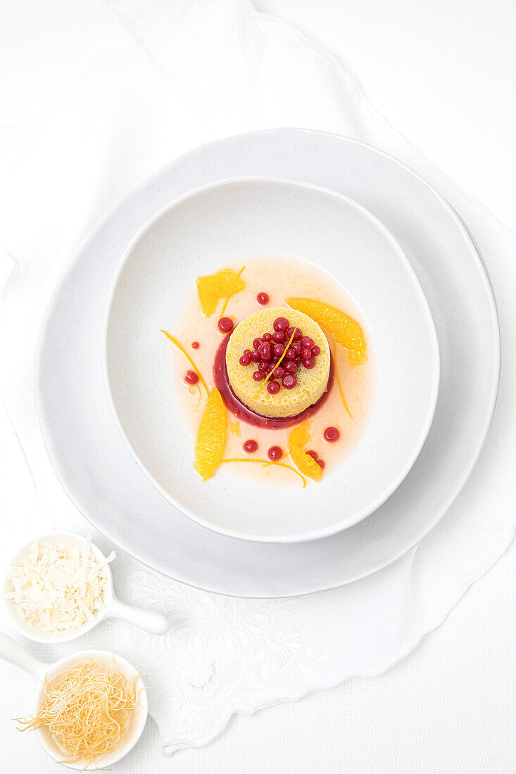 Mandarinen-Gazpacho-Dessert in einer weißen Schüssel