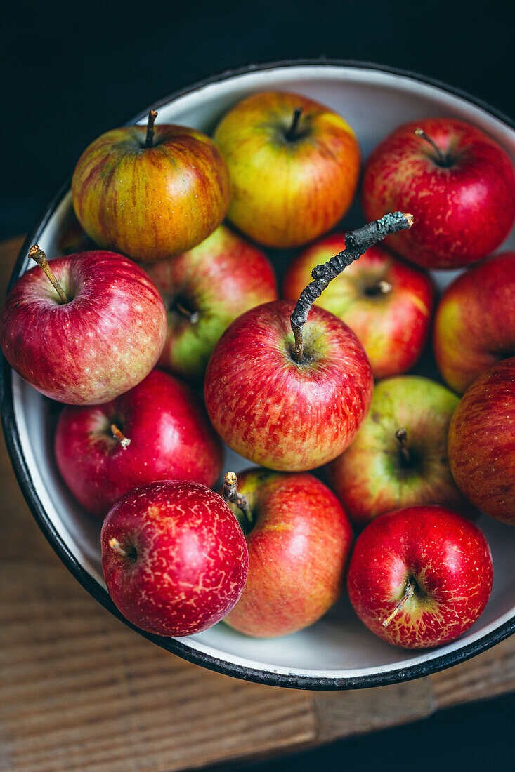 Fresh ripe red apples in a bowl