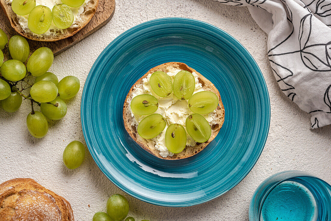 Sandwiches with cream cheese and grapes