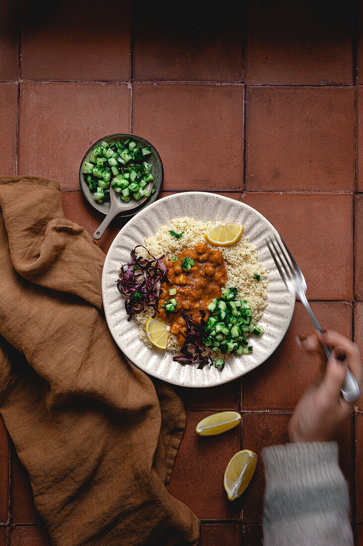 Cous Cous-Schüssel auf gekacheltem Hintergrund