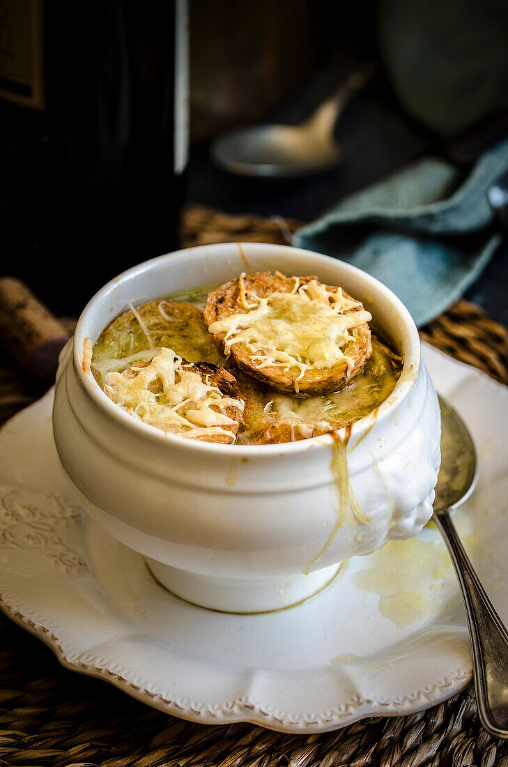 Französische Zwiebelsuppe in einem weißen Geschirr