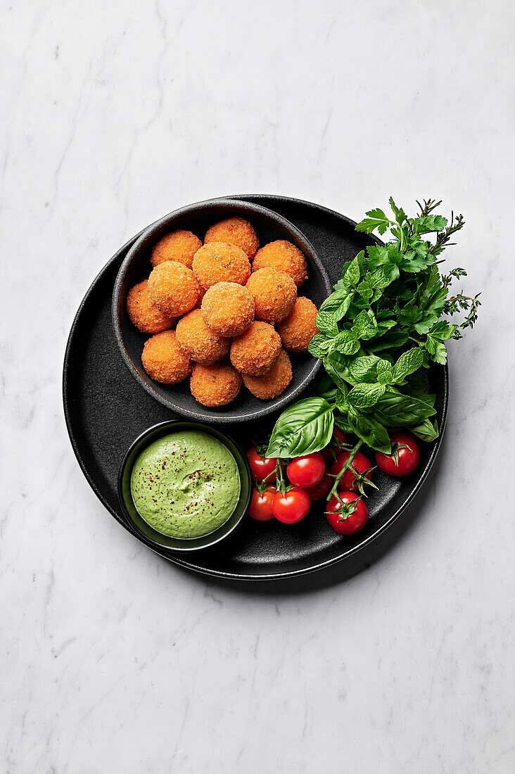 Arancini mit Tomate, Basilikum und Käse und Aioli mit grüner Göttin von oben