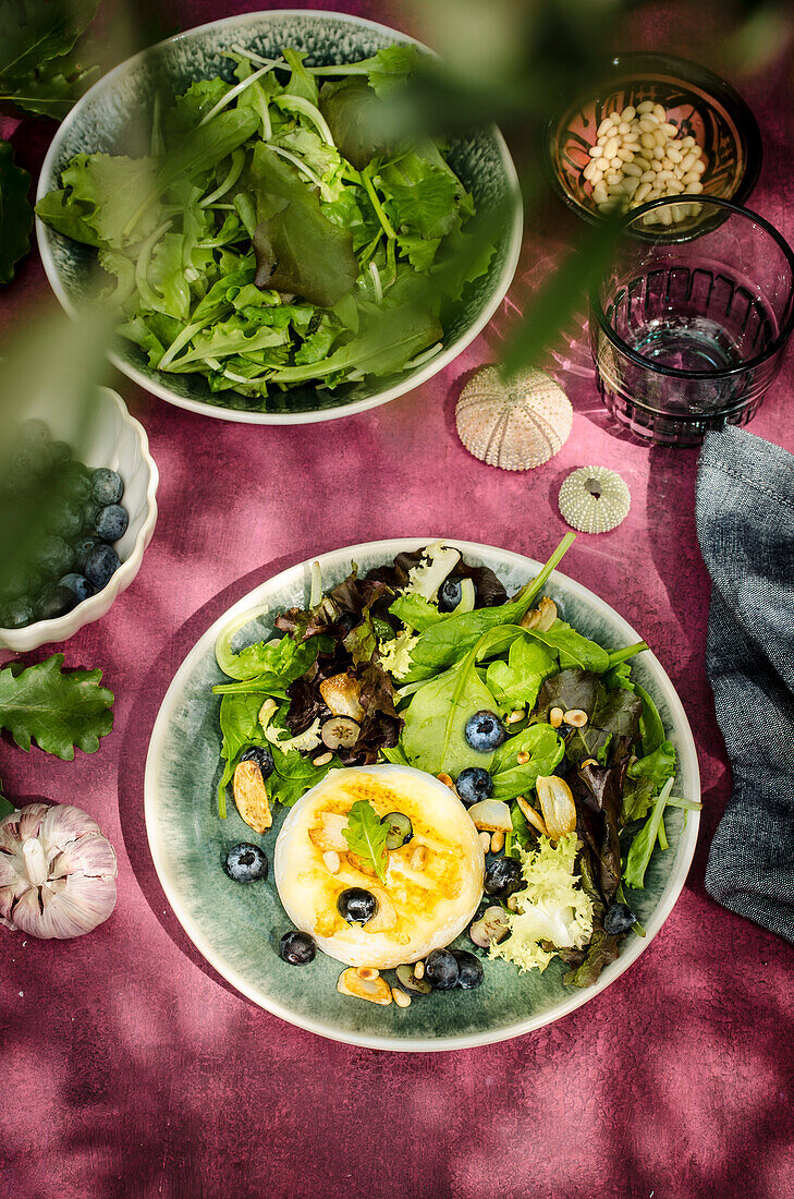 Gebratener Ziegenkäse mit Salat