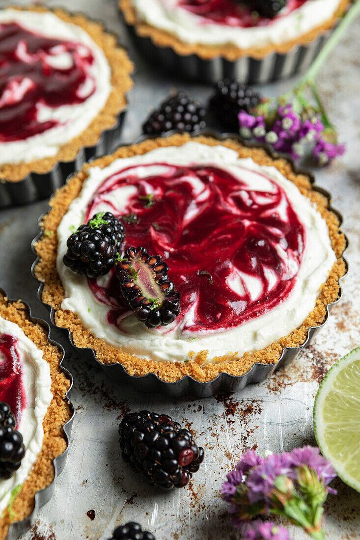 Mini cheesecake blackberry and lime tartlets