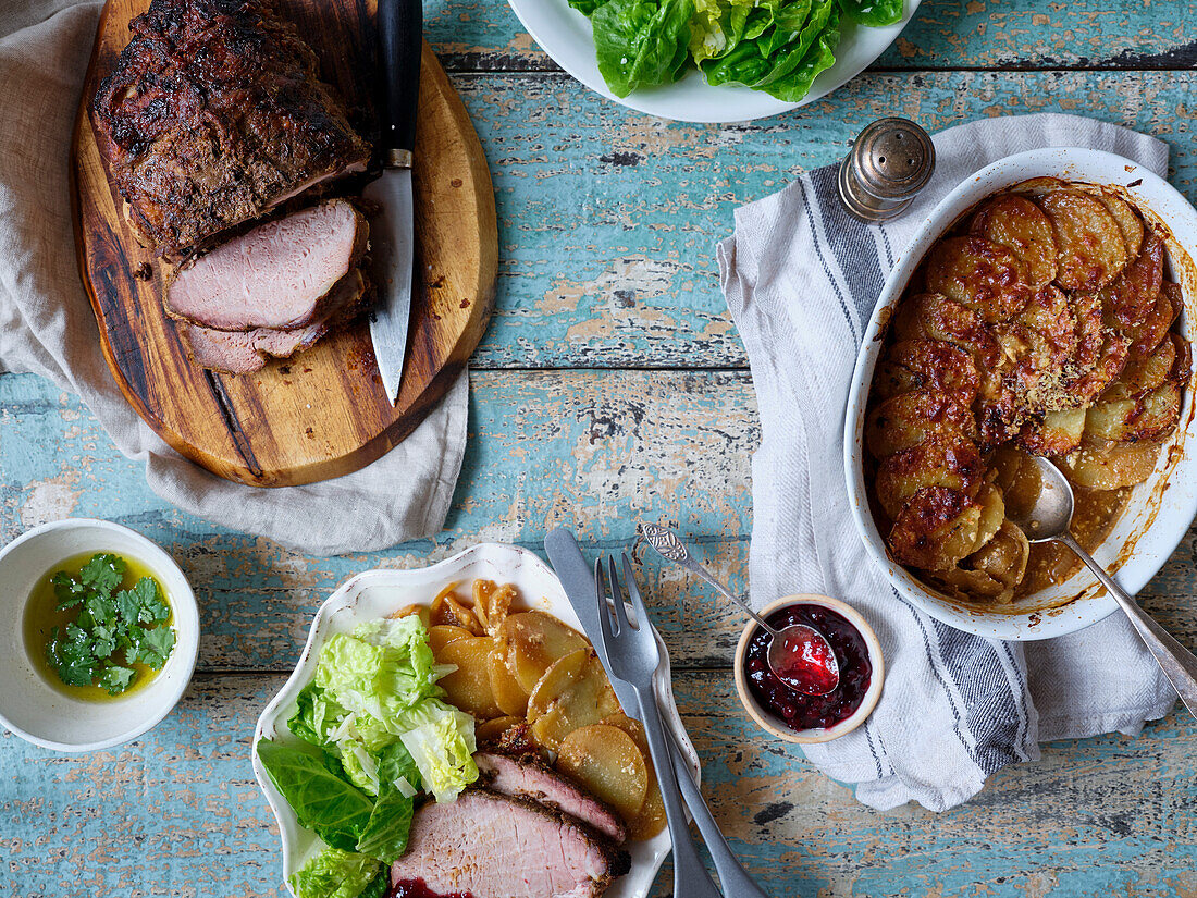 Abendessen mit langsam gebratenem Schweinefleisch, Kartoffeln und Salat