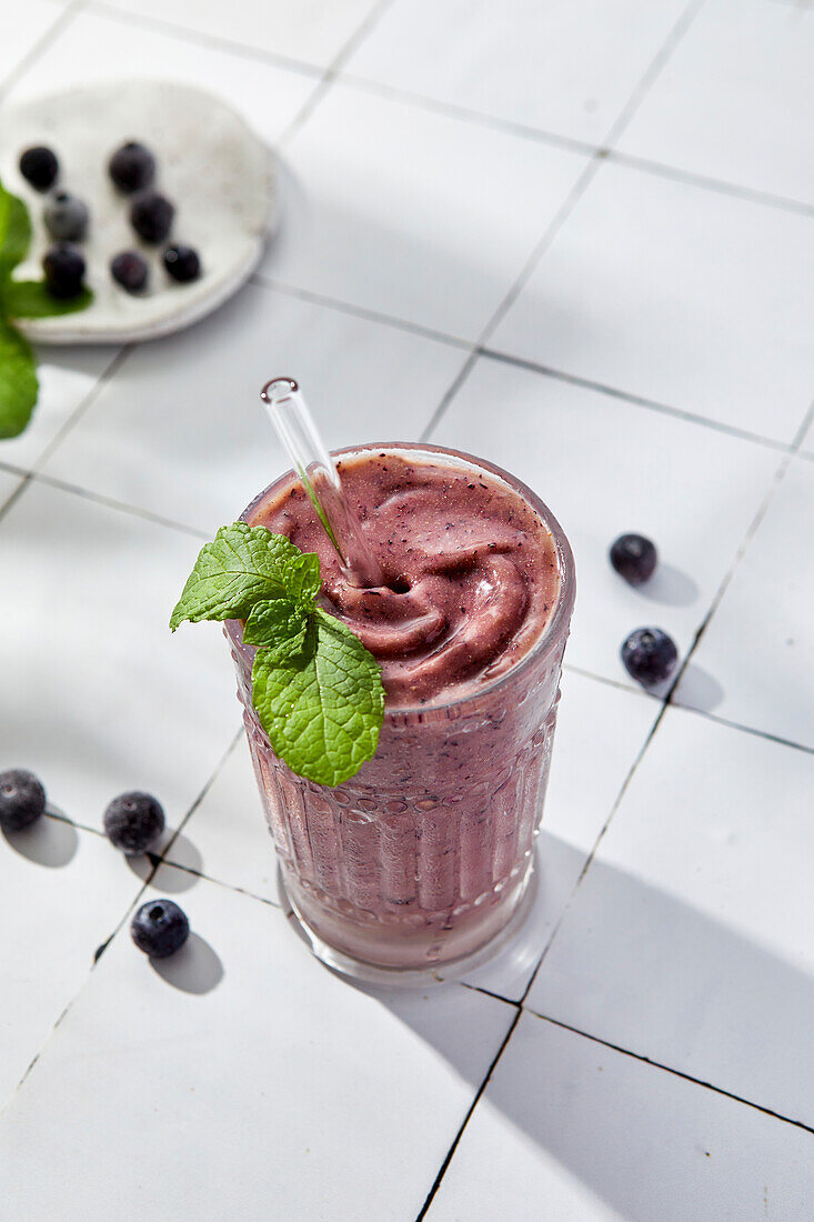 Blaubeer-Smoothie auf weißem Hintergrund