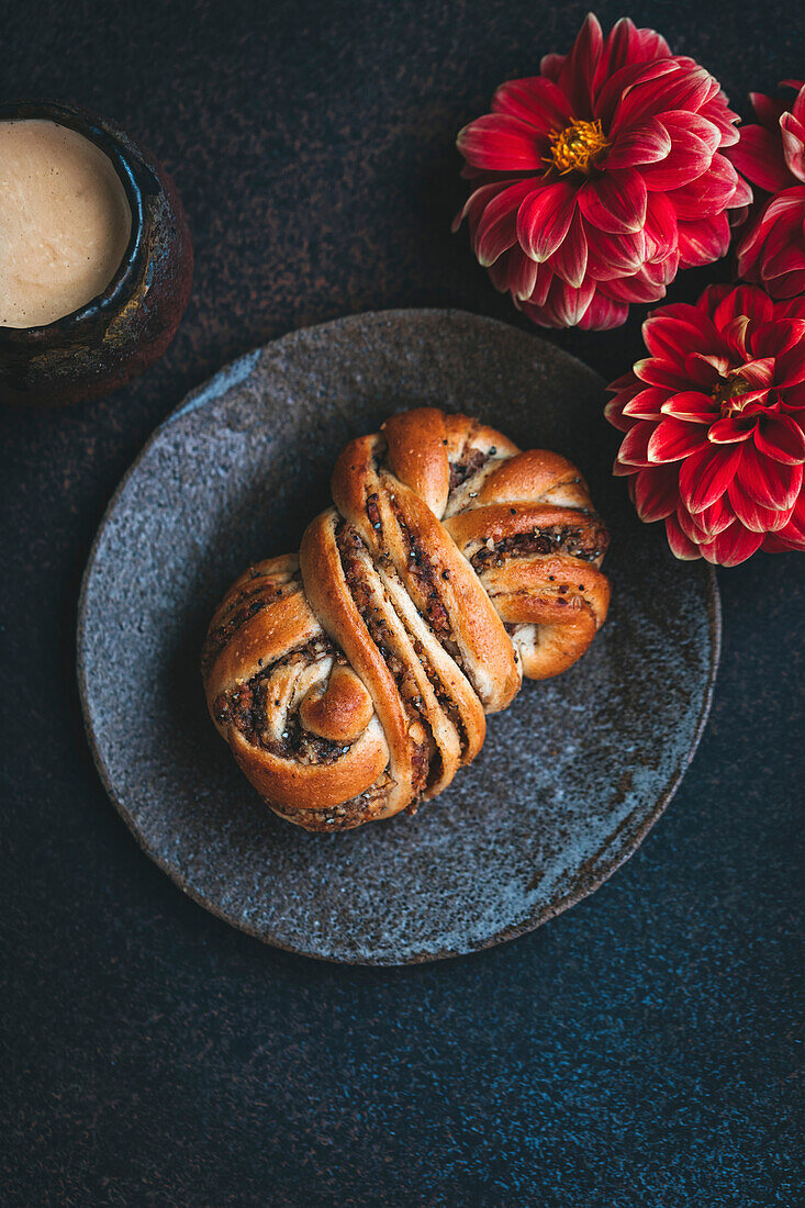 Kardamom-Brötchen auf einem Dessertteller aus Keramik