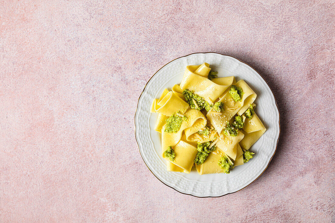 Teller mit Appardelle mit Pesto auf dem Tisch