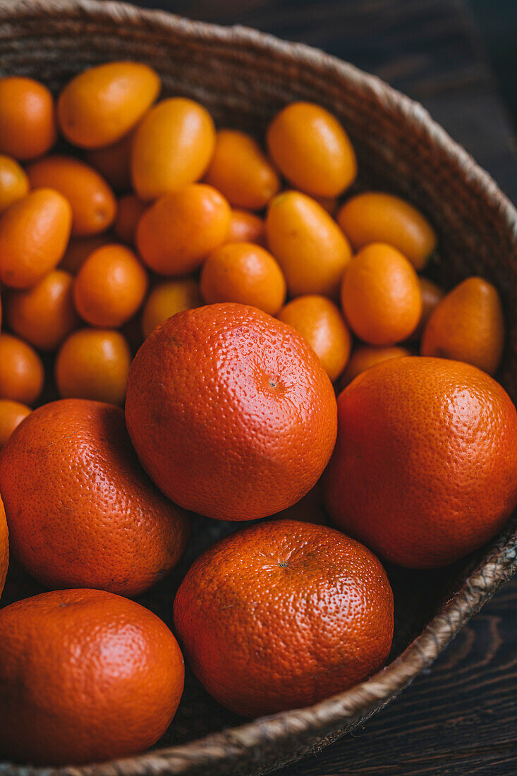 Mandarinen und Kumquats in einem Korb